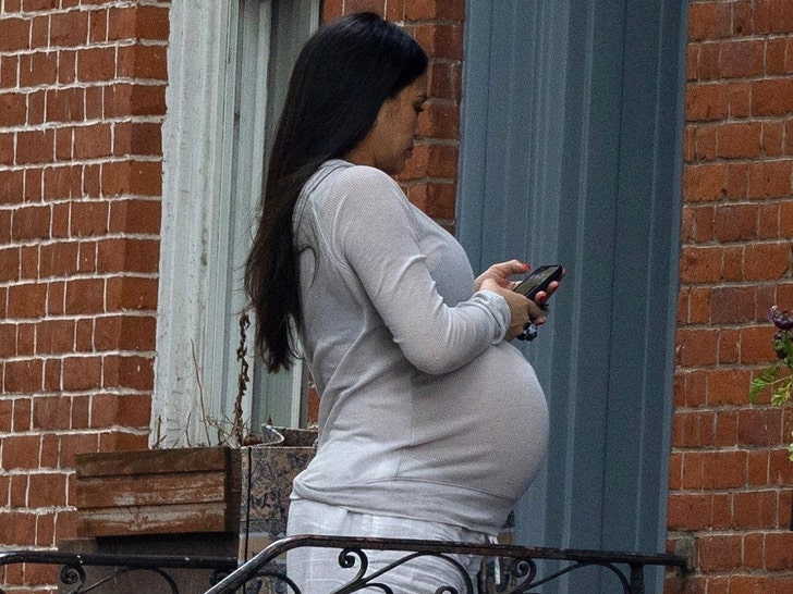 Cassie-pregnant-backgrid-1