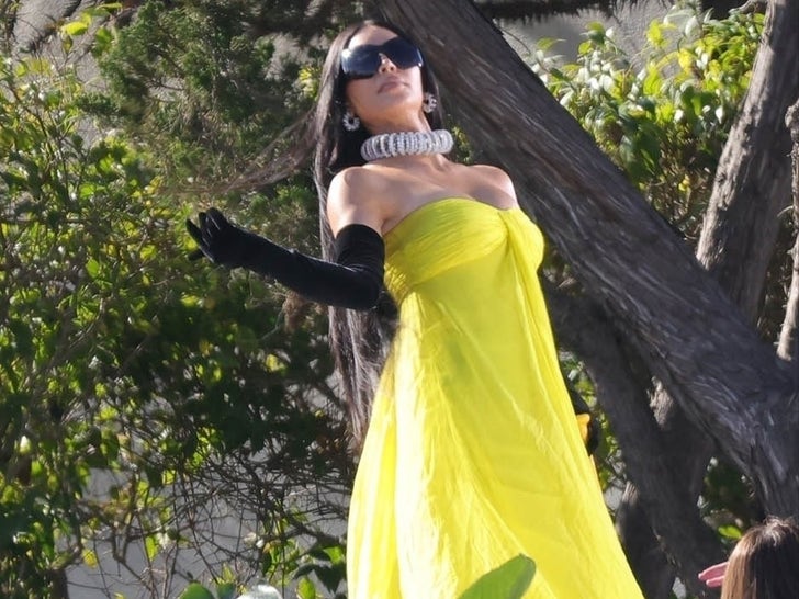 2f34a982c90e4fac95bbaa6743a83fd0_md 0128-Kim-Kardashian-Hairflip