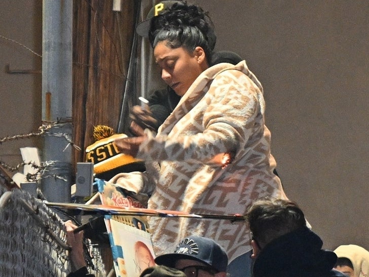 2f47558d17de4efc8050edfffd40f814_md 0130-Katy-Perry-Autograph-seeker-On-Fire-Outside-Of-Jimmy-Kimmel-photos-primary-2