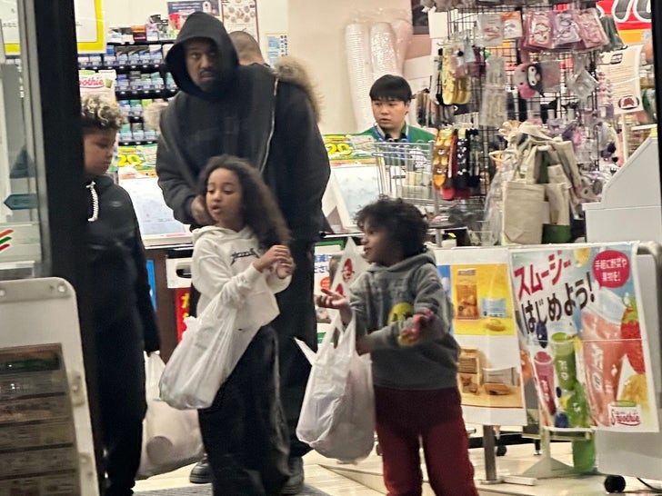 2ff438fb6bc845079f7e92206af04477_md Kanye West With His Kids In Japan