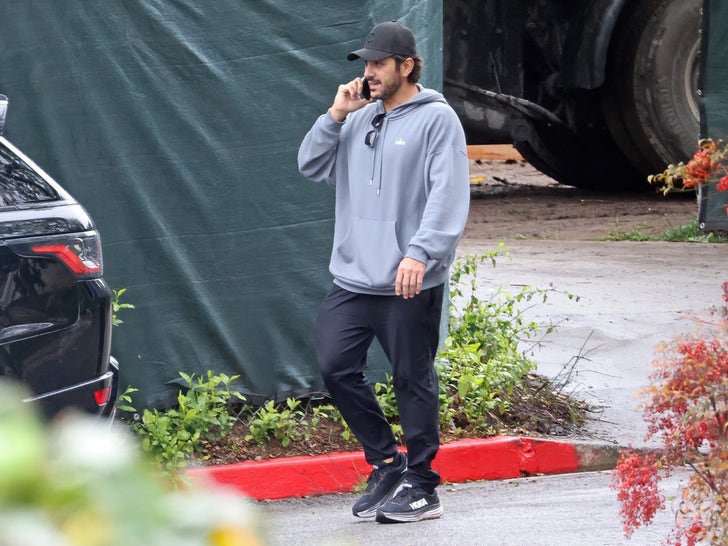 3001cd2456b94123baa807942d959399_md 0313-Jonathan-Davino-is-seen-talking-to-contractors-at-Sydney-Sweeney-Mansion-photos-primar-2y
