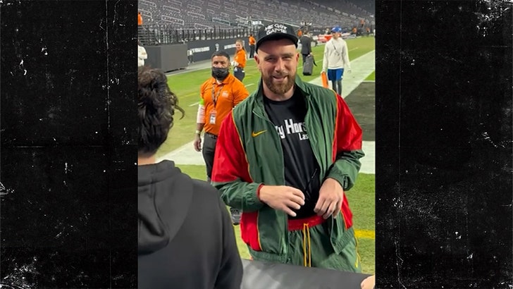 3015281eb5ab407fa19aca1ee90c07bd_md 112823_travis_kelce_tik_tok