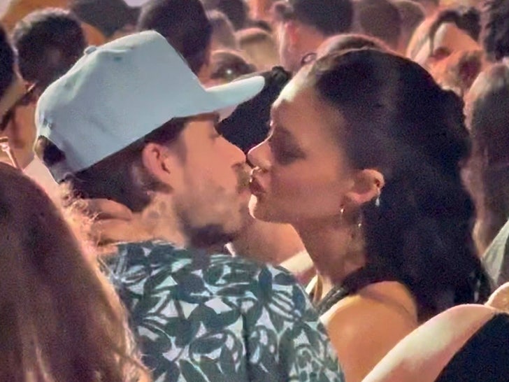 301d462e6b4e47a691302974d951289c_md Brooklyn Beckham & Nicola Peltz Smooching at Coachella