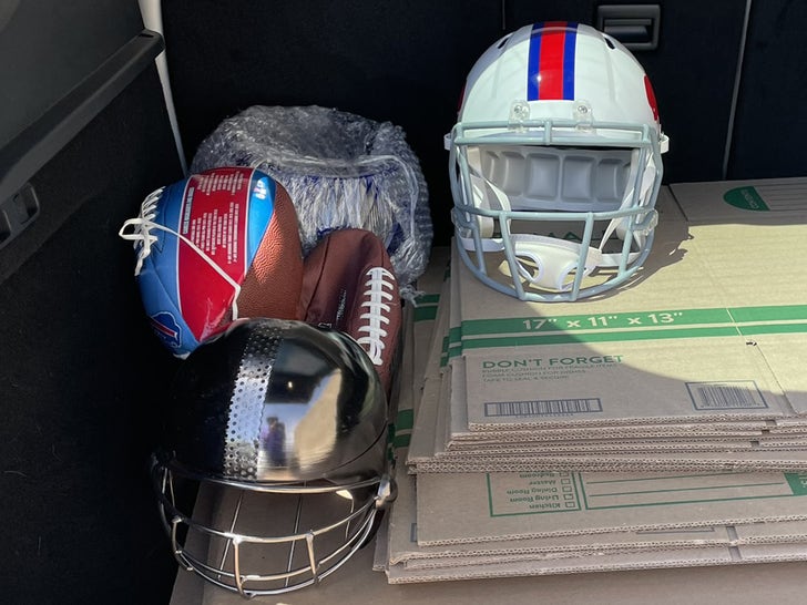 3105602b28794d4fbb45c35eac5ac1b5_md 0128-oj-simpson-house-garage-items-memorabilia-photos-primary-3