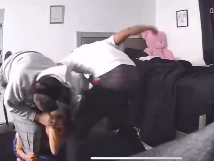 313cfa520a2043c8a9fa20f2e0581211_md 040225_youtuber_fight_wife-sg2