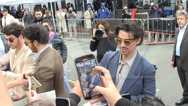 316d11fc36ff40cd8ae5148747cceeeb_md 030625-jonas-brothers-wof-kal