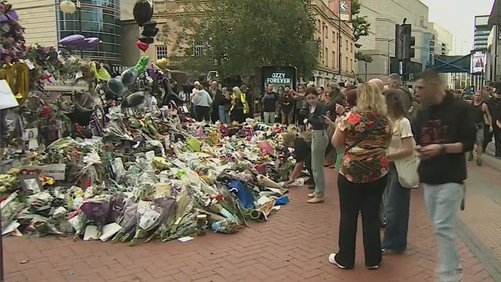 32c02d212cb14e4bb0c111d68903f1d7_md 073025_ozzy_funeral_crowd_kal
