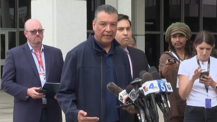 33122be13891499886533ba2555dd361_md 061225_alex_padilla_presser_kal