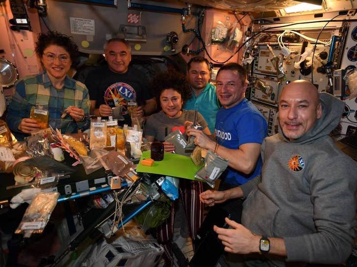 3468c4833ba34fd494af3cdb50b9f49f_md How Astronauts Are Eatin' In Space