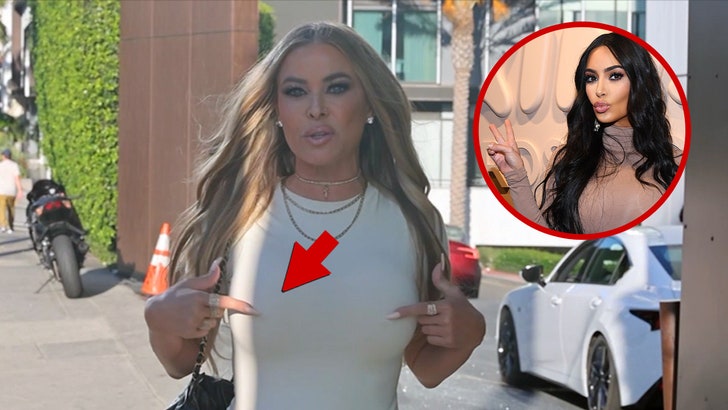 35e8190f8b0840eb99176824177915ea_md 081025_carmen_electra_kal