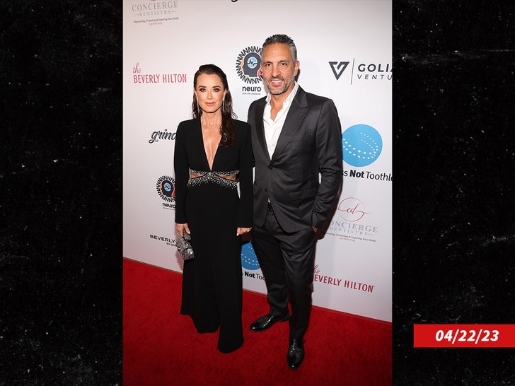 36dd29d8bae44a9a9998165e9d19b9a0_md-1 Kyle Richards and Mauricio Umansky