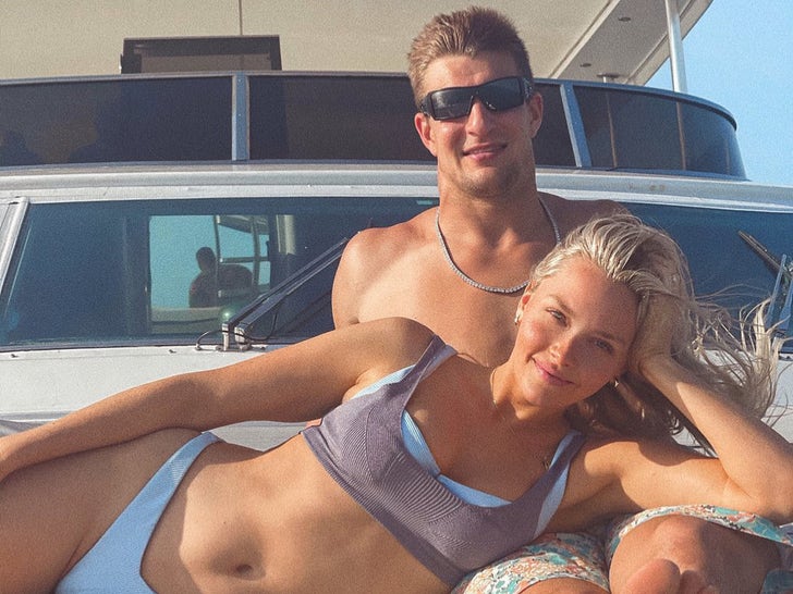 3810fca3e89a45a4be88a27c017fab17_md Camille Kostek and Rob Gronkowski Together