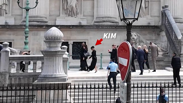 382a088c9506433cbc9be747ba006aec_md 051325_kim_kardashian_entrance_kal