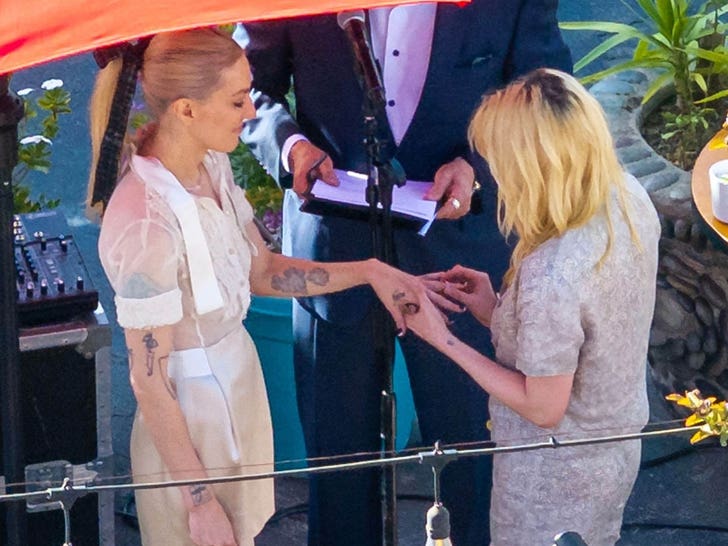 3926bcc2b0b046a4b880bafa01fee9bf_md Kristen Stewart and Dylan Meyer Wedding