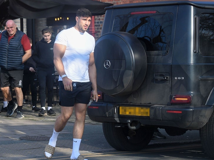 39272b6f824e44198aa88ecc3e8fbd38_md Tommy fury leaving cafe in Cheshire
