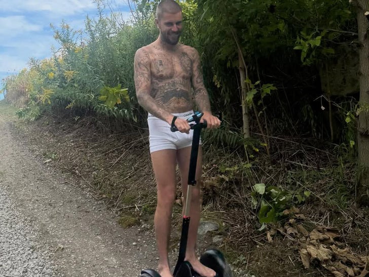 396f7df0bc43489b8843288330d38045_md Justin Bieber Strips Down To His Whitey Tighties On Segway
