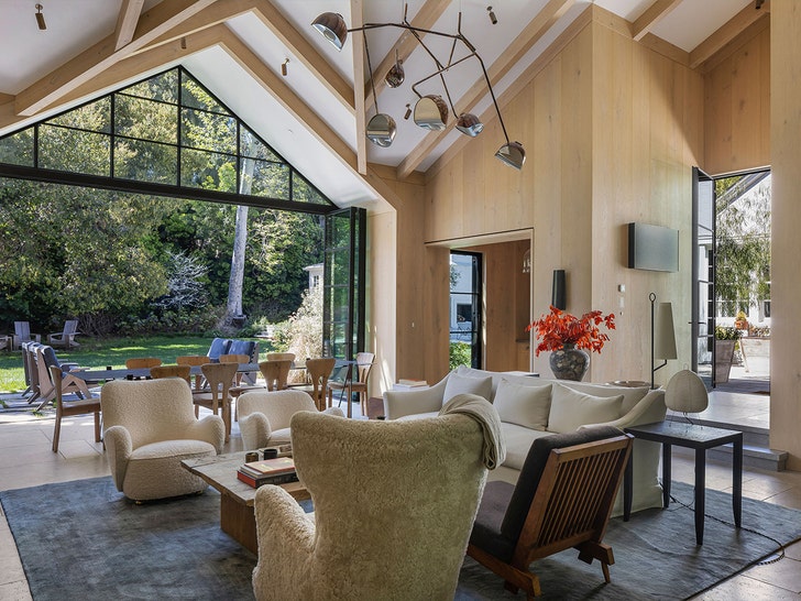 3a5ab3d500014d7fb2b6610efa7f414b_md Inside Gwyneth Paltrow Home Mega 2