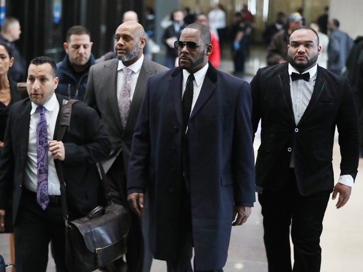 3ae7cf61774e5678955cd663884b57ea_md R. Kelly Walking Into Court to Challenge Sex Tape