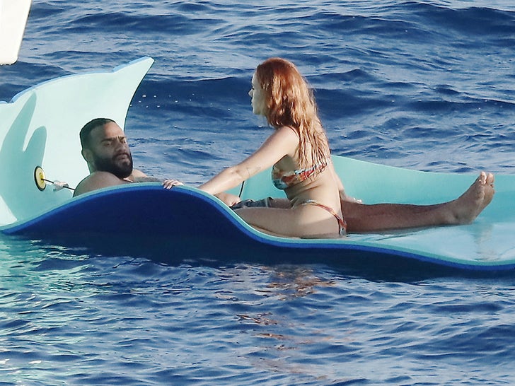 3ffd65da78864390893ce5ba6680ffa1_md 0224-Solomon-Thomas-Kaylie-Alyson-Kissing-Yacht-St-Barts-photos-primary