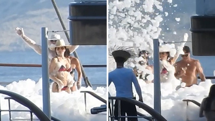 3ffd96cc5fa54993af2899cc869e2e85_md-1 062325_jeff_bezos_foam_party_kal