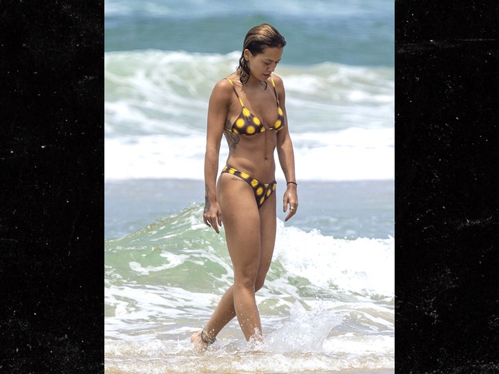 41a2e1ce882c42b7b44f9bae7b3fd101_md Rita Ora and Taika Waititi Share a Kiss on Gold Coast Beach