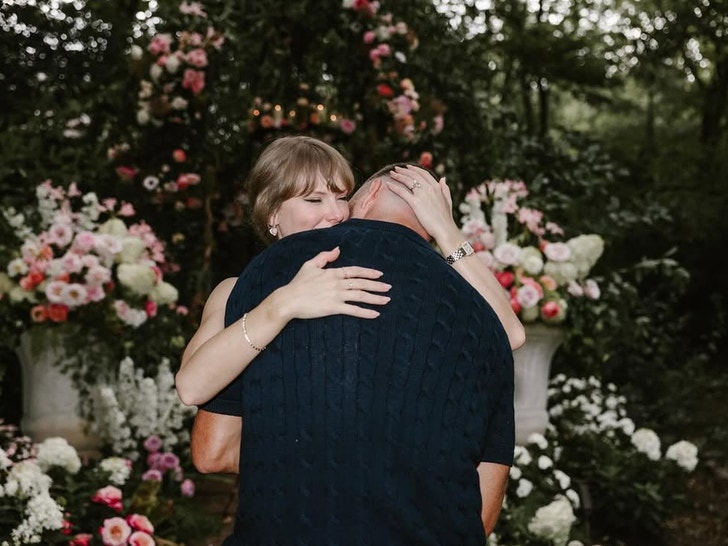 42ed771a846240d59372f3fe0de671a3_md Taylor Swift And Travis Kelce's Engagement Photos