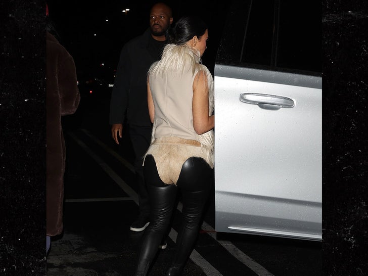 435e2c7de2de45af882dfa2872390f21_md 0318-Kim-Kardashian-Handles-Ice-Cream-Run-Calabasas-photos-primary-2