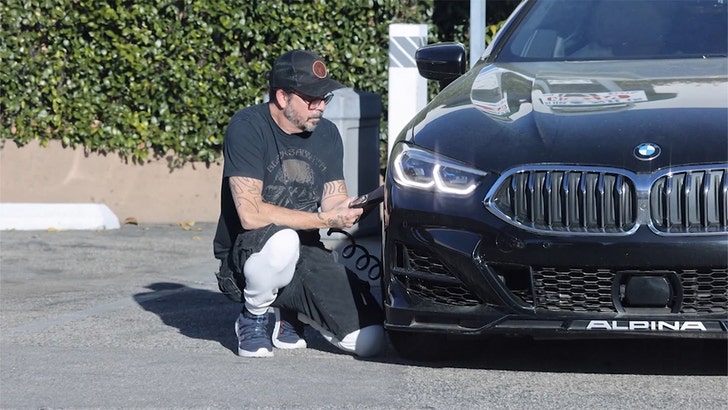 43eedd64c2e140aaa455b6ca76f39f3d_md 022125-dave-grohl-kal