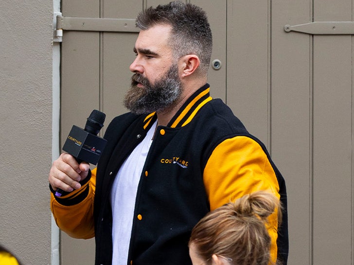 44d8cc34cd934cb9b82e22cfb6d5067b_md 0204-Jason-Kelce-Marriot-Jacket-SUB