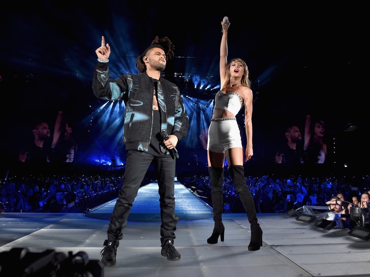 4510d22f9a1a52b1a236a584550854f7_md The Weeknd Performance Pics