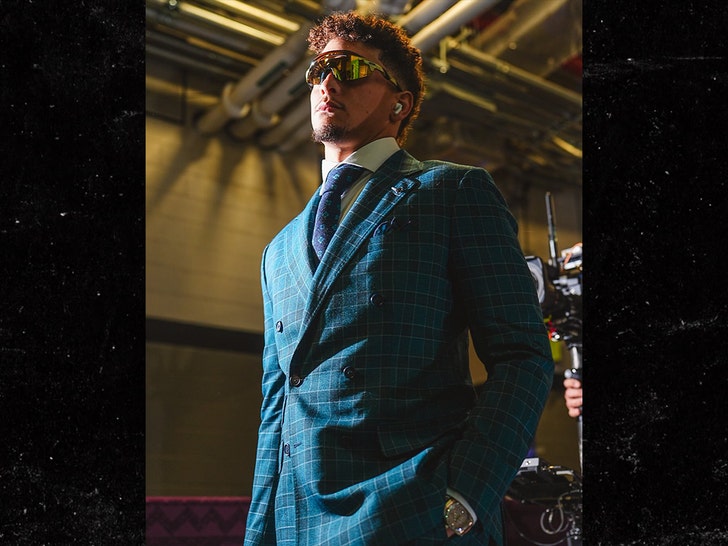 46033833956a4ca7ac3f4283cf1690d7_md Patrick Mahomes Arrives to Super Bowl LIX in Eagles Colors