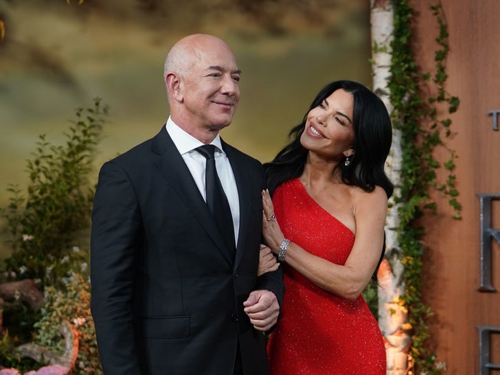 464caf1f781049138cf52a9826905400_md Jeff Bezos And Lauren Sanchez Together