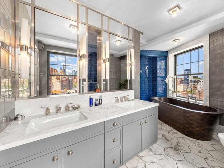 4a0880ad845e4229ab55a210001935ea_md-2 0212-andy-cohen-new-york-apartment-photos-primary