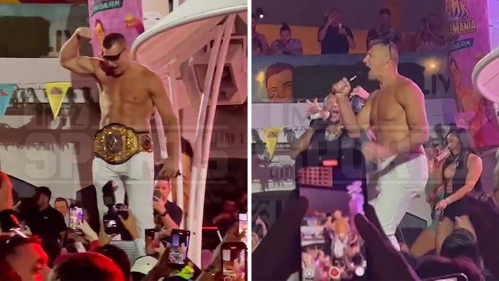 4bd086e8cc254f1f93aaf5d37ec2444b_md 042125_wrestlemania_gronk_kal