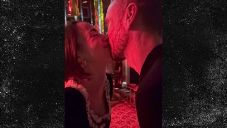 4bdad169da054e909199ccd6861d6fe9_md-1 013125_lilly_collins-kal