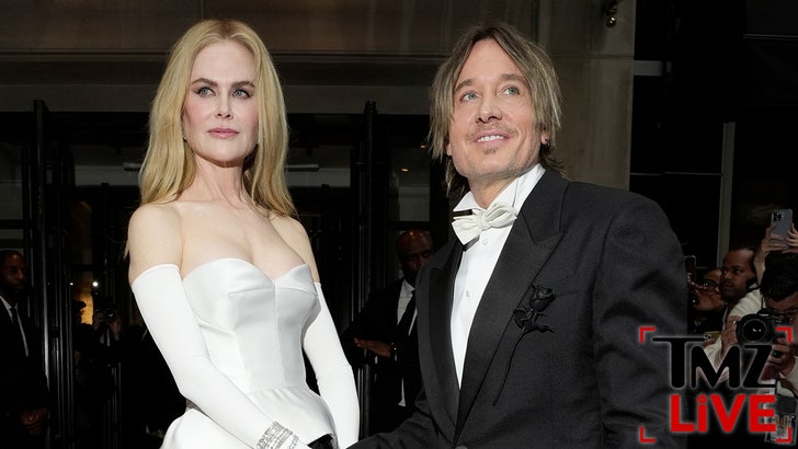 4d783e2b79c5432eb12e8dd6c22e0b1d_md 070125_urban_kidman_tmz_live
