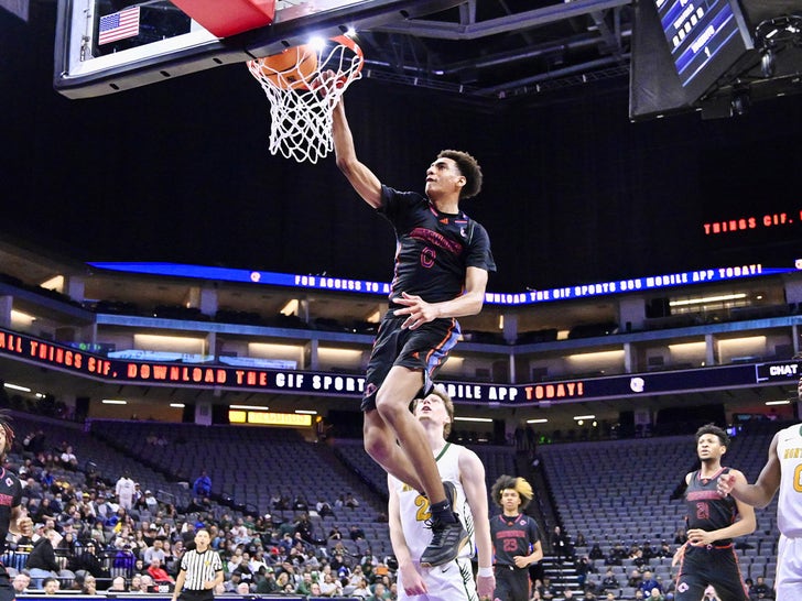 4d8794f79fda4c0ca232acd20623b85f_md Alijah Arenas On The Court