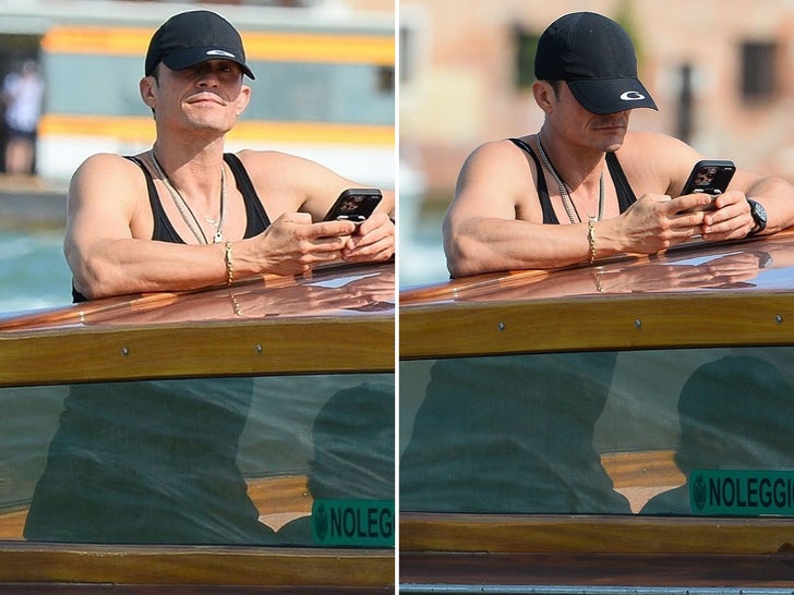 529b9e3219d345c39f9a5c7681508626_md Orlando Bloom Enjoys Solo Sailing On Water Taxi In Venice