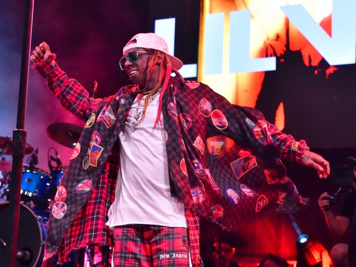 52e2ef9644475d05ba2f02c8d899711f_md Lil Wayne's Performance Photos