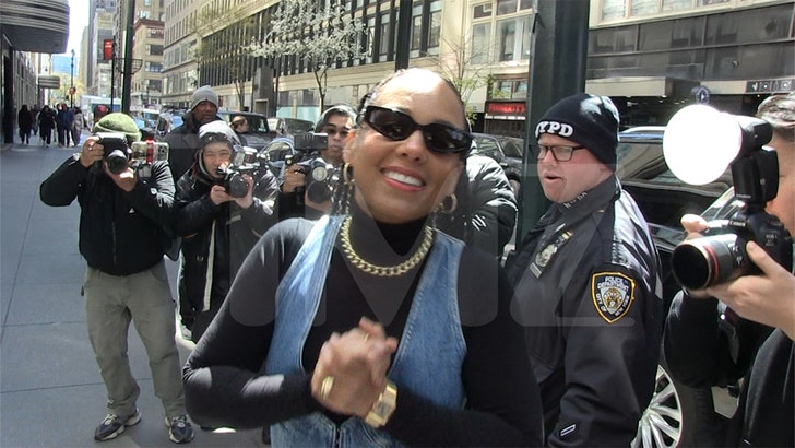 555653f002fe47f7b07c2bf21b6bf31e_md alicia-keys-kal-04-10-2025