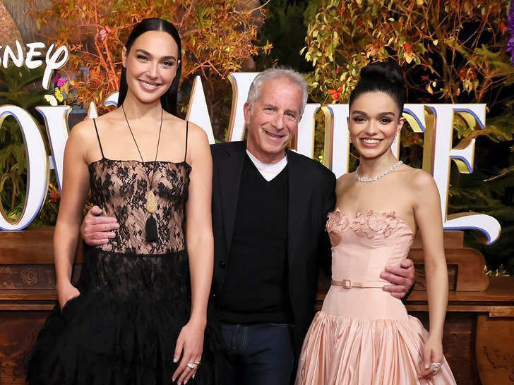 57189f43556345f1acb5b4376e6b09e4_md 'Snow White' Premiere gal gadot marc e platt rachel zegler
