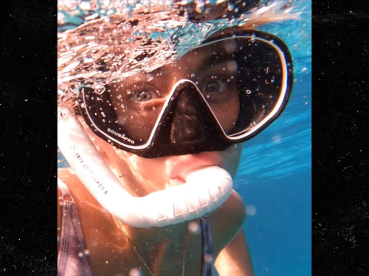 0416-millie-court-liam-reardon-maldives-couples-vacay-sub2_720