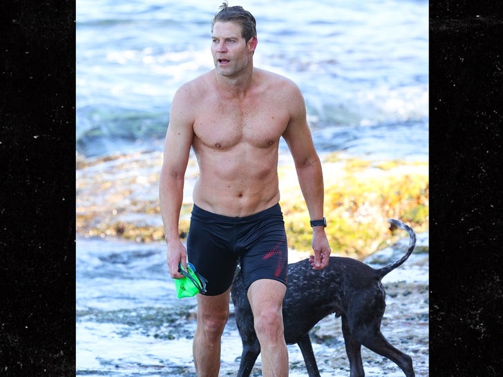 5ce5b8c327e64c2f868fbee32e38cbb1_md 0314-celebrity-bondi-beach-australia-summer-photos-primary-3