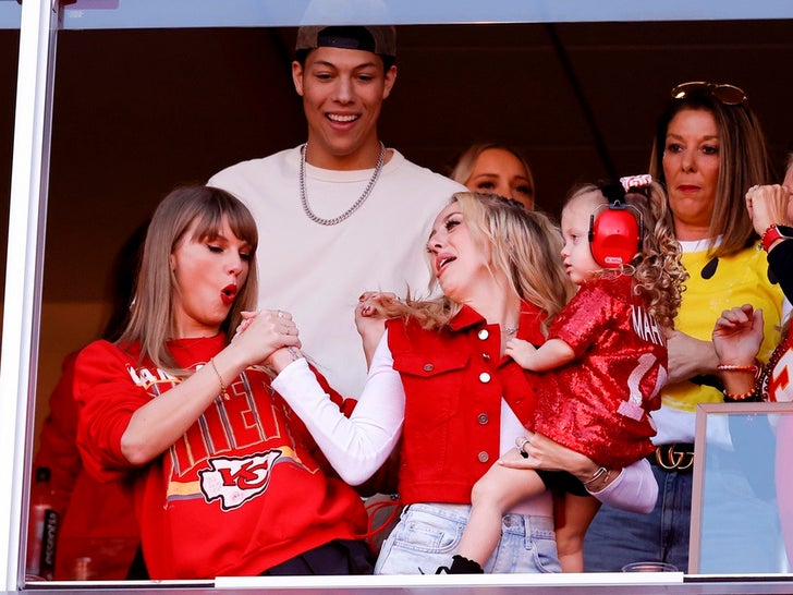 5e6a172693f84bb28dd055254112807e_md Taylor Swift Celebrates Chiefs Win With Brittany Mahomes