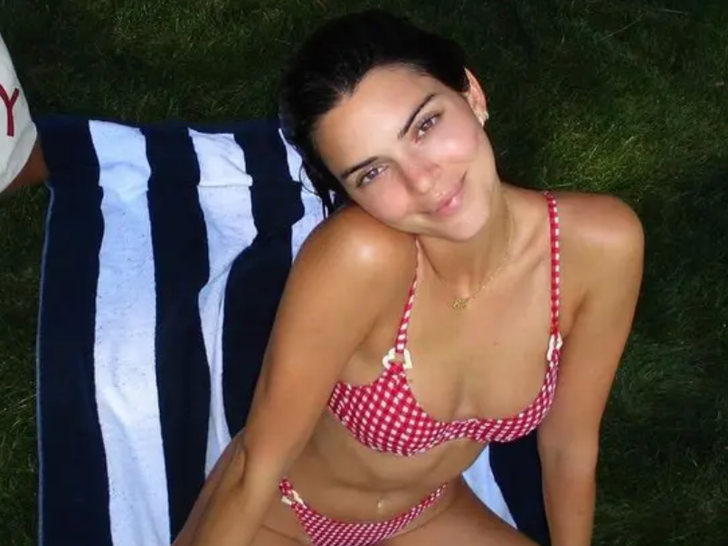 62c2ea4833eb4e0e8a10123ad6204706_md Kendall Jenner's Hot Bikini Shots