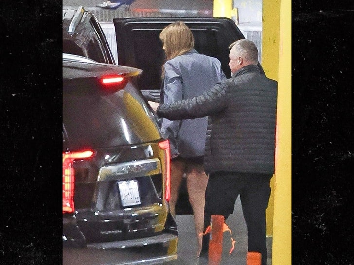 62cc858b90504310a45a5d07b9a3ff64_md taylor swift travis kelce backgrid sub 2