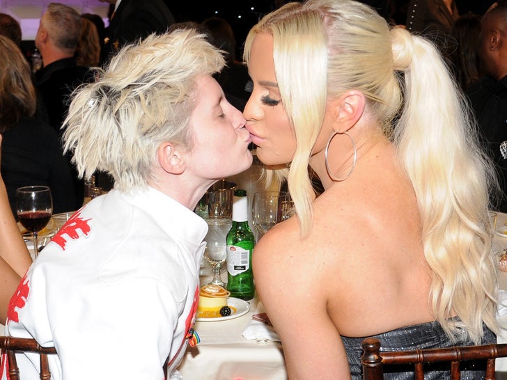 63752da487db42cfa269b0c969ffbb72_md Gigi Gorgeous and Natts Getty Happier Times