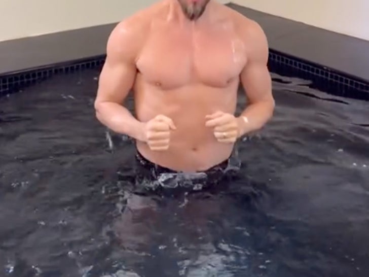 63e0f2e46fa343cbac2d141e8323e794_md Derek Hough's Hottest Shots