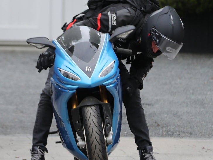 642b883959f74e5aaf87589b8a3b8ece_md 0328-Ben-Affleck-Test-Drives-Blue-Bike-SUB-3