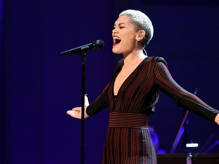 65f364552d66422588350b17d9a086d1_md Jessie J Performance Pics